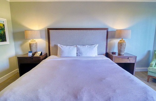 Hanamaulu Resort | 4 Star Beachfront Resort. King Bed. Lanai. AC. Restaurant. Pool. Gym. Spa.