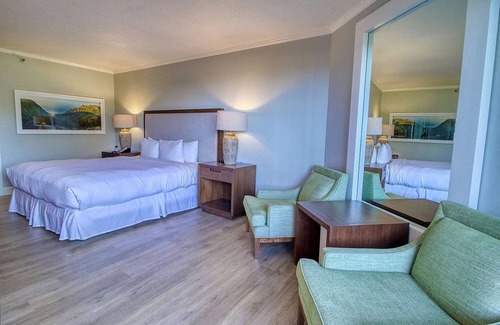 Hanamaulu Resort | 4 Star Beachfront Resort. King Bed. Lanai. AC. Restaurant. Pool. Gym. Spa.
