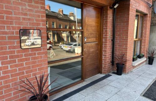 Belfast Apartment | 4 star Rating 2 bed Newly renovated city apartment with free parking