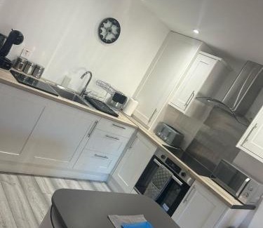Belfast Apartment | 4 star Rating 2 bed Newly renovated city apartment with free parking