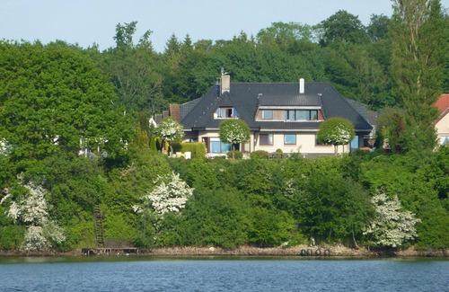 Ellenberg Apartment | 4-star vacation apartment "Fischreiher 2" in Kappeln has a wonderful view of the Schlei, a large loggia and a huge garden with direct access to the Schlei, anglers and pets welcome