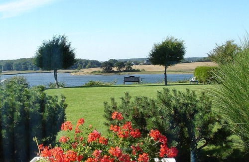 Ellenberg Apartment | 4-star vacation apartment "Fischreiher 2" in Kappeln has a wonderful view of the Schlei, a large loggia and a huge garden with direct access to the Schlei, anglers and pets welcome