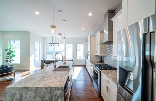 Third Ward House | 4-Story Luxury Home w/Rooftop Hot Tub & Grill, by Mansion™