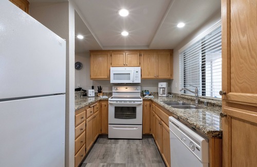 Baristo Hotel | 4 Unit Retreat! Fitness Center, BBQ, Garden, Near Convention Center!