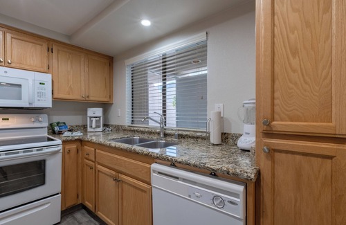 Baristo Hotel | 4 Unit Retreat! Fitness Center, BBQ, Garden, Near Convention Center!