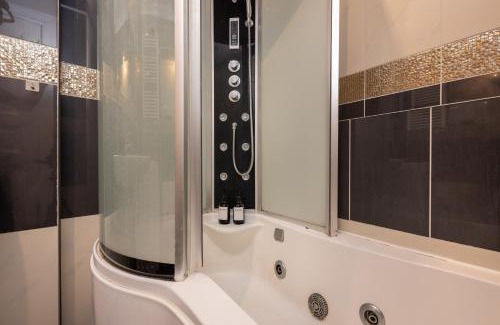 Neukoelln Apartment | 4 Zimmer Große Küche Balkon am Maybachufer