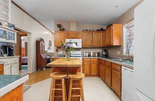 Reed City House | 40 acres of trails w/3-bedroom 2 bath house Ashton area family friendly spacious