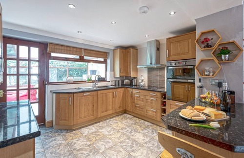 Ty Croes Cottage | 40 Church Street - a bungalow that sleeps 6 guests in 3 bedrooms