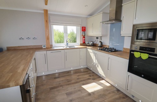 Oakmere Cottage | 40 DELAMERE POINT, pet friendly, with hot tub in Delamere