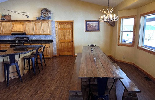 Ashton Cabin | 40 min from YNP! 18 Beds! New Bedding! Lots of parking!