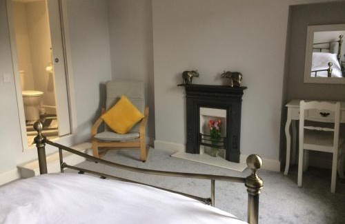 Barnard Castle House | 40 Newgate Barnard Castle -Central Location - Court Yard - Dog Friendly - Sleeps 7 - Wood Burner - Complimentary Logs & Wine - Smart TV