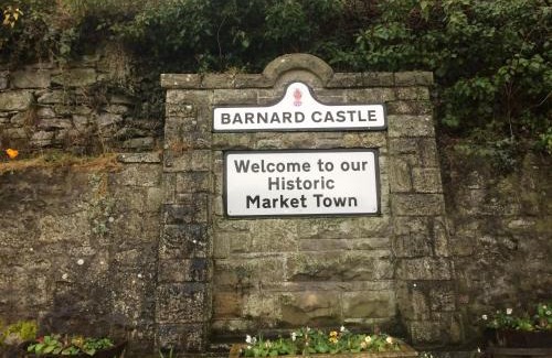 Barnard Castle House | 40 Newgate Barnard Castle -Central Location - Court Yard - Dog Friendly - Sleeps 7 - Wood Burner - Complimentary Logs & Wine - Smart TV
