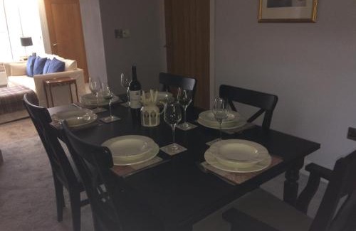 Barnard Castle House | 40 Newgate Barnard Castle -Central Location - Court Yard - Dog Friendly - Sleeps 7 - Wood Burner - Complimentary Logs & Wine - Smart TV