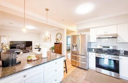 Dorchester Apartment | 40-Newly renovated, stylish and beautiful apt/4br close to Highway