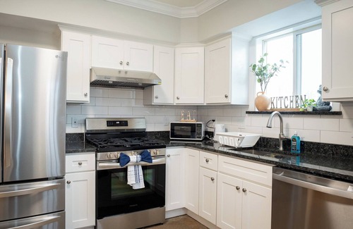 Dorchester Apartment | 40-Newly renovated, stylish and beautiful apt/4br close to Highway