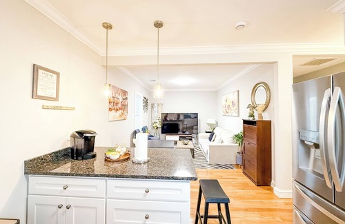 Dorchester Apartment | 40-Newly renovated, stylish and beautiful apt/4br close to Highway
