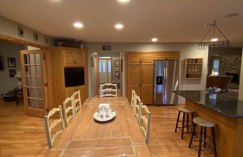 Hunter House | 4000 sq. ft. With EXTRA LARGE BRAND NEW HOT TUB. Directly across from Ski Resort