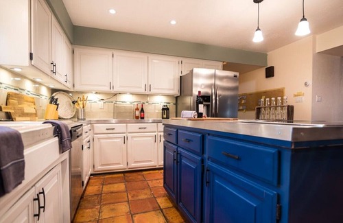 Albuquerque House | 🌄4000ft Modern Retreat🏊‍♂️Pool♨️Hot Tub🧳Sleeps 18 & Mountain Views
