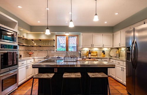 Albuquerque House | 🌄4000ft Modern Retreat🏊‍♂️Pool♨️Hot Tub🧳Sleeps 18 & Mountain Views