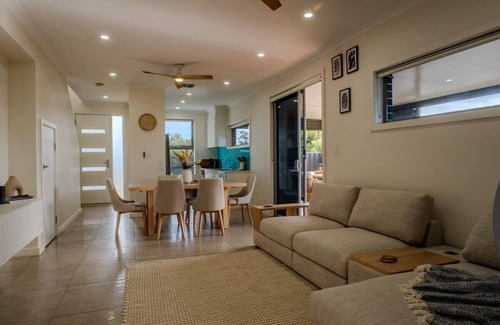 Christies Beach House | 400m to the Beach w Ocean Views Private Deck