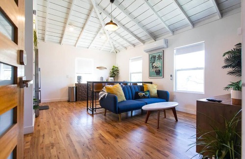 Santa Ana Apartment | 400mbps Internet with Parking, AC and 65inch 4kTV only 5miles to Disney