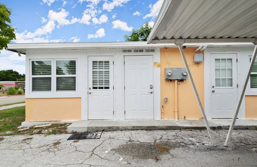 Dunedin Cottage | 401 B The Pink Studio with Kitchenette