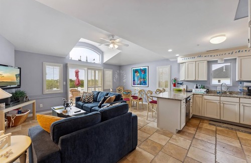 Diamond Beach Condo | 401 E Raleigh Ave, Unit B