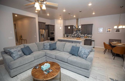 Las Cruces House | 4014/Russ Modern · New Home in Quiet Neighborhood - Relax and Enjoy