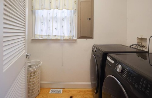 Admiral Estates House | 405 Pittsburgh Ave Sleeps 12