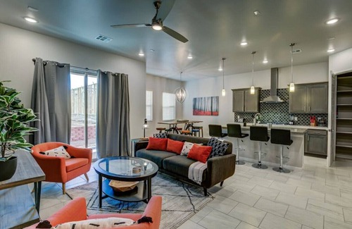 Las Cruces House | 4086/Lyle Modern · Brand New Luxury Home in Golf Course Community