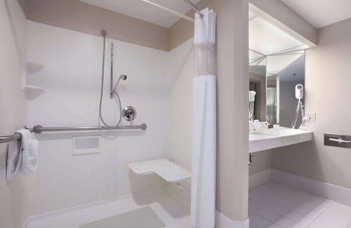 Geneva Hotel | 41 Lakefront Hotel, Trademark Collection By Wyndham