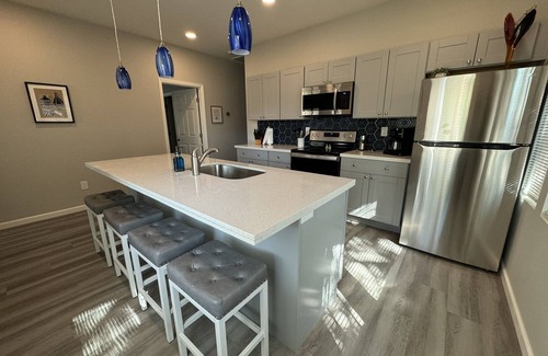 Roosevelt House | 42 Chelsea Place On The Park- In Heart Of Downtown 3 Bedroom Home