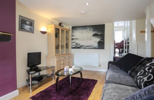 Llanllyfni House | 42 Hyfrydle Road