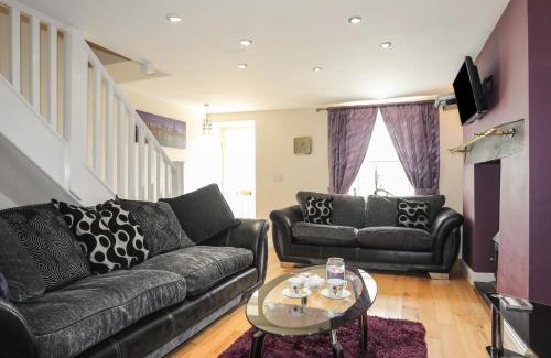 Llanllyfni House | 42 Hyfrydle Road
