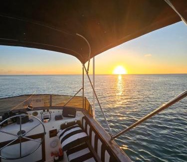 Key West Boat Rental | 43' Classic Trawler 5 Star Resort Pools, Views, Dining Free Shuttle to Downtown