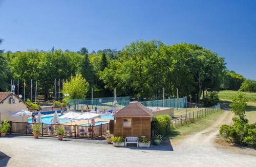 Sainte-Nathalene RV Rental | 430 ft² Mobile home