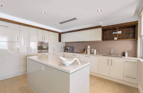 McCracken House | 43A Hayward Ct - Beachfront, Linen and Wi-Fi