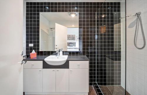 Adelaide Central Business District Apartment | 44 on Gilbert - CBD Studio