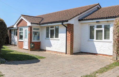 Pagham Cottage | 44 WEST FRONT ROAD, pet friendly, character holiday cottage in Pagham