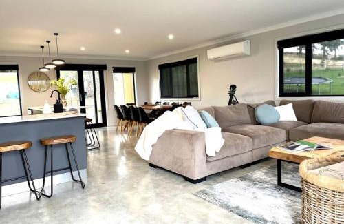 Surveyors Bay House | 44onRoaring - in the Huon Valley