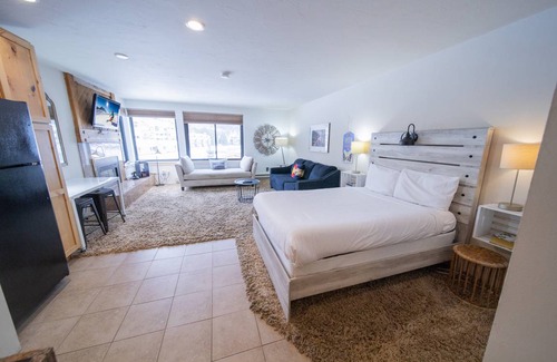 Lakeside Village Condo | 45 m² Condo ∙ 4 guests