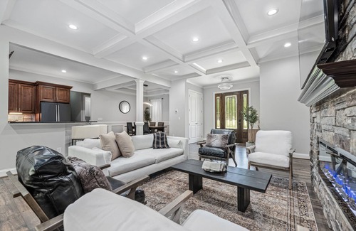 Weddington House | 4500 sq ft. Cozy/Luxe Mountain style retreat in South CLT- 2 King Masters!