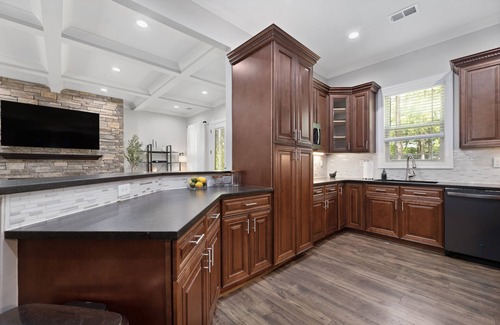 Weddington House | 4500 sq ft. Cozy/Luxe Mountain style retreat in South CLT- 2 King Masters!