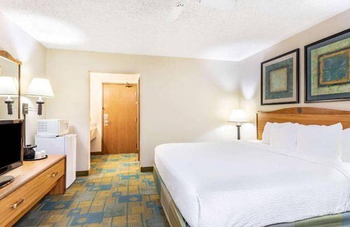 Biggs Field Hotel | 46 m² Hotel ∙ 127 guests