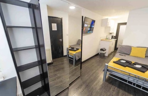 Selly Oak House | 46 North Road Studios Near QE and UOB