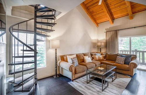 Mammoth Lakes House | #478 - Pet-Friendly, Walk to Canyon Lifts, Garage Parking, Modern Condo