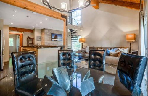 Mammoth Lakes House | #478 - Pet-Friendly, Walk to Canyon Lifts, Garage Parking, Modern Condo