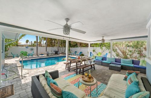 Venetian Way House | 4822 Fairview Dr