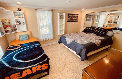 Paw Paw Lake House | 4A Vacay ~Explore by Day, Relax by Night! BYOV (Bring Your Own Vinyl)
