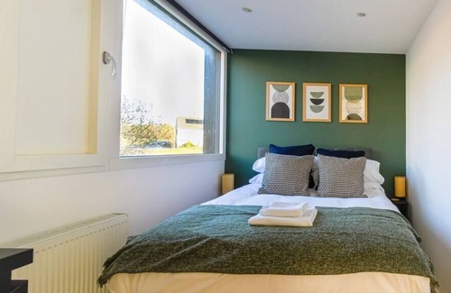 Milton Keynes House | 4B home in Milton Keynes with parking for 4 cars